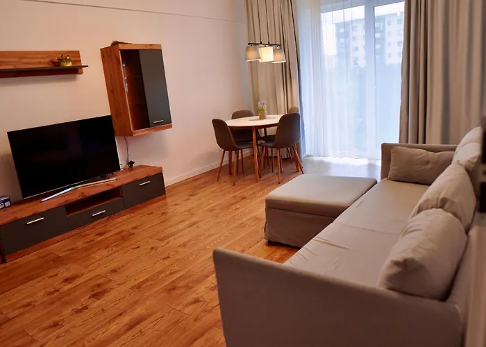 Coresi, 2 Camere, Sleeps 6 Large Private Garden Apartment Pets Welcome