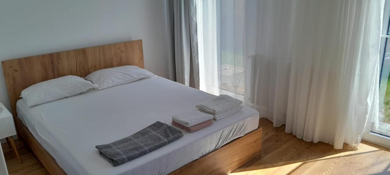 Coresi, 2 Camere, Sleeps 6 Large Private Garden Pets Welcome * Brașov