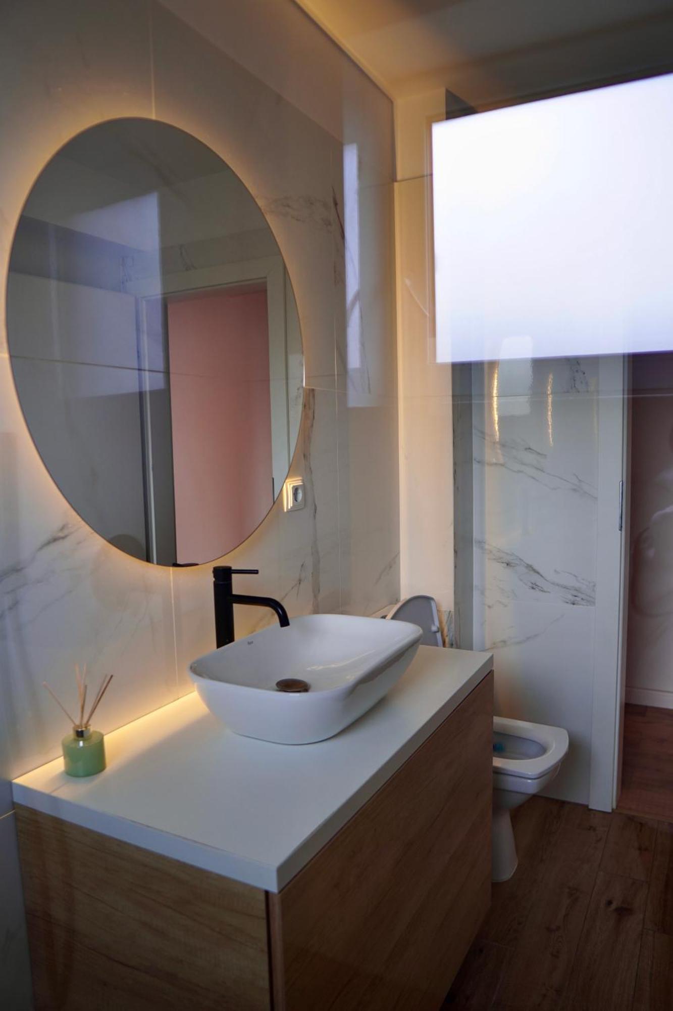Coresi, 2 Camere, Sleeps 6 Large Private Garden Pets Welcome *