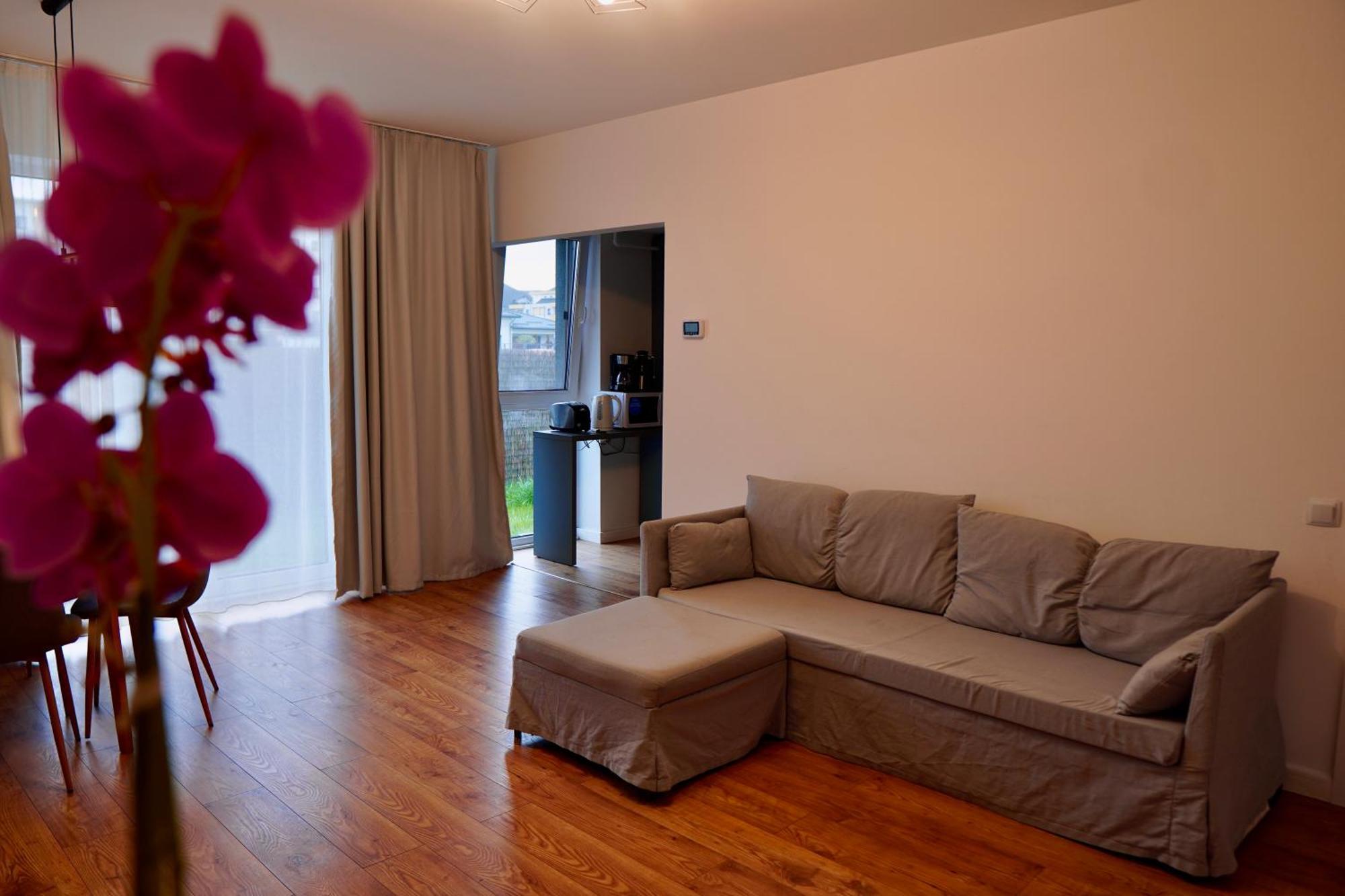 Apartament Coresi, 2 Camere, Sleeps 6 Large Private Garden Pets Welcome *