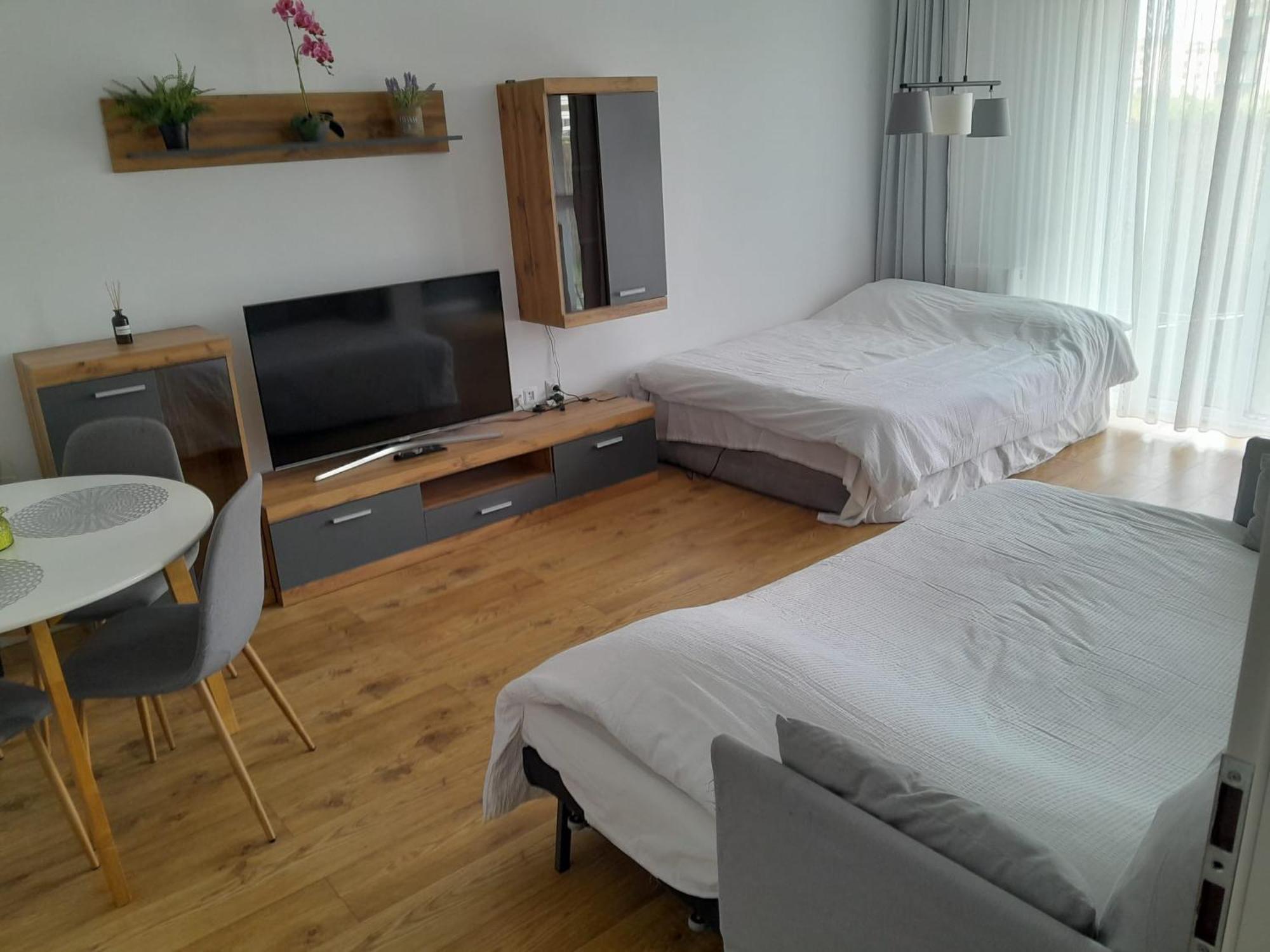 Coresi, 2 Camere, Sleeps 6 Large Private Garden Pets Welcome Apartament *